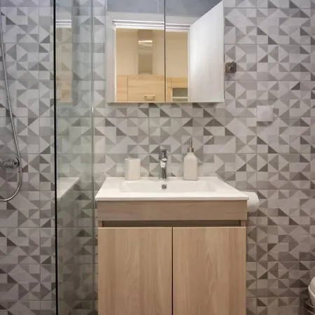 Modern Studio 2 @ Old Port! Apartment *