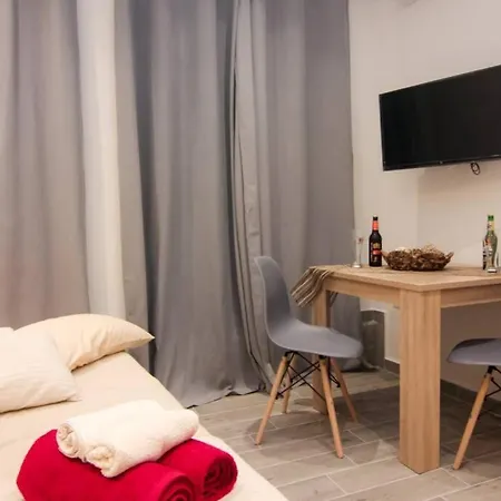 Modern Studio 2 @ Old Port! Apartment