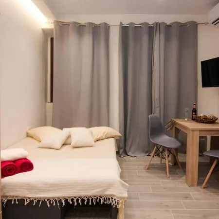 Modern Studio 2 @ Old Port! *